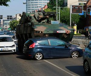 Wojskowy wóz jechał na pokaz podczas pikniku