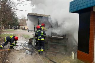 Pożar warzywniaka przy ul. Boenigka w Olsztynie. Dwie osoby zostały poszkodowane [ZDJĘCIA]