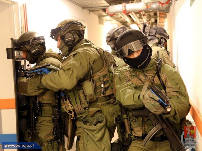 Policja szuka broni i terrorystów