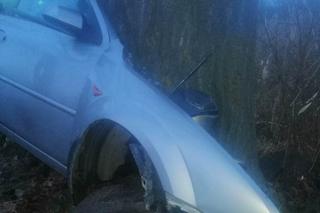 Ford roztrzaskał się na drzewie. 27-letni legniczanin zginął na miejscu