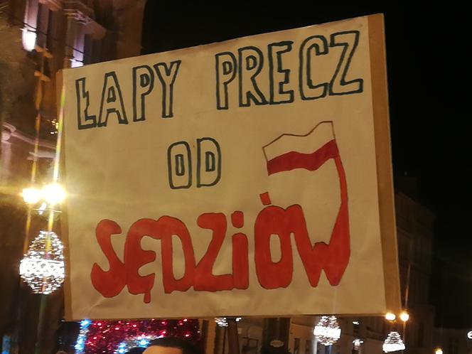 Manifestacja w obronie sądownictwa na Rynku Staromiejskim w Toruniu