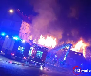 Groźny pożar PKS w Olkuszu. W ogniu stanęła poczekalnia przy dworcu. Nie wiadomo jeszcze, co było przyczyną płomieni