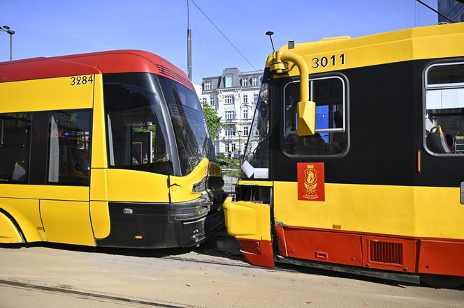 Zderzenie tramwajów w centrum Warszawy. 13 osób rannych, ruch tramwajowy wstrzymany