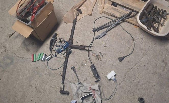 Skierniewice. 46-latka pracował w domu nad własną bombą. Policja mówi o arsenale [ZDJĘCIA].