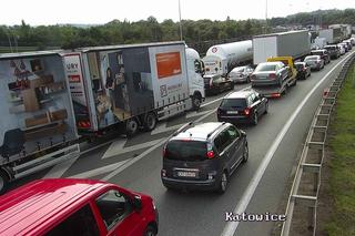 Akcja ratunkowa na autostradowej obwodnicy Krakowa. Trwa walka o życie kierowcy