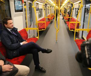 Varsovia wyjechała na tory! Nowy pociąg metra wozi już pasażerów 