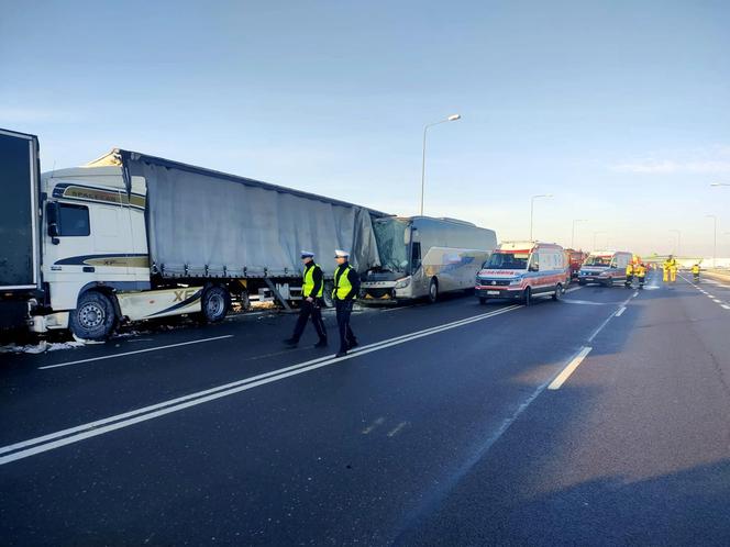 Potworne zderzenie autokaru z tirem. 12 osób rannych, na miejscu śmigłowiec 