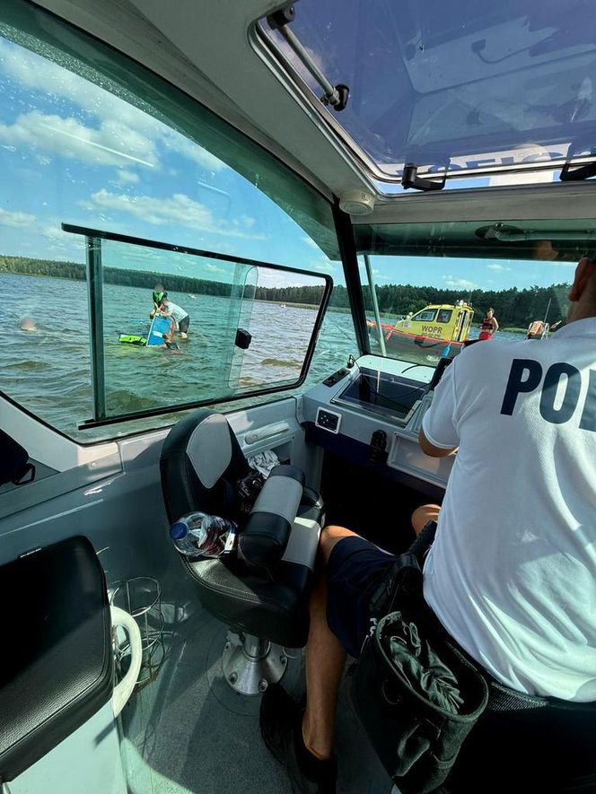 Chciał przepłynąć Wisłę wpław. Kiedy policjanci kazali mu wyjść z wody, przyspieszył. Potem zaczął się topić