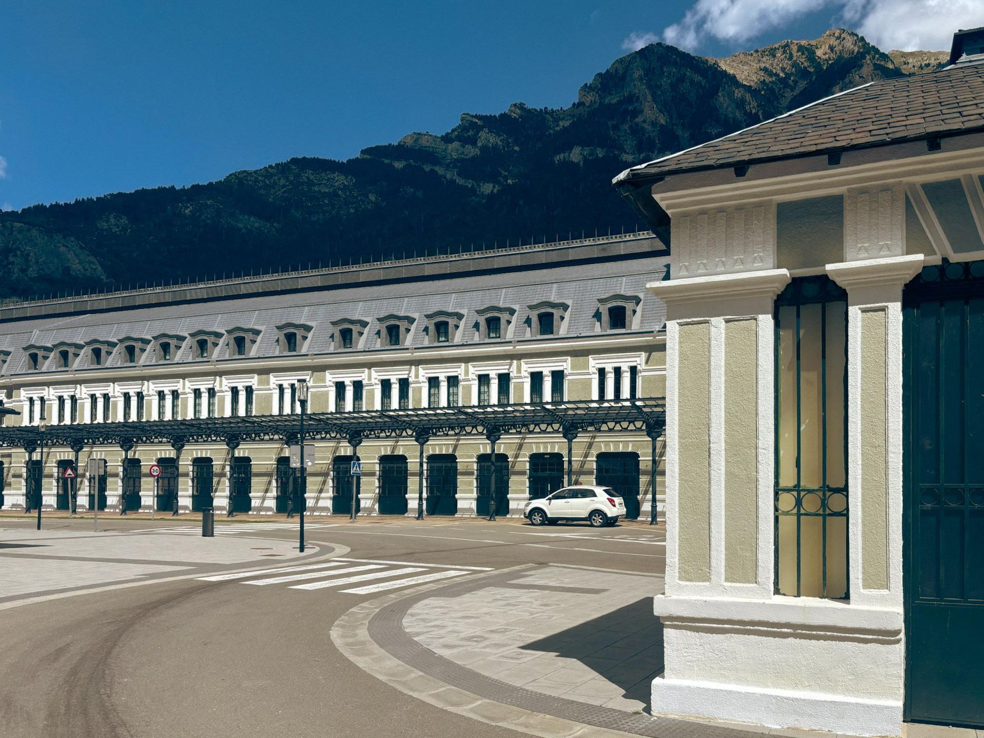  Canfranc Estación, Hiszpania. Dawny dworzec kolejowy zamienił się w luksusowy hotel