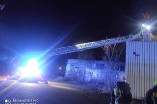 Wielkopolskie/ 12 zastępów straży gasiło pożar hali magazynowej w Obornikach