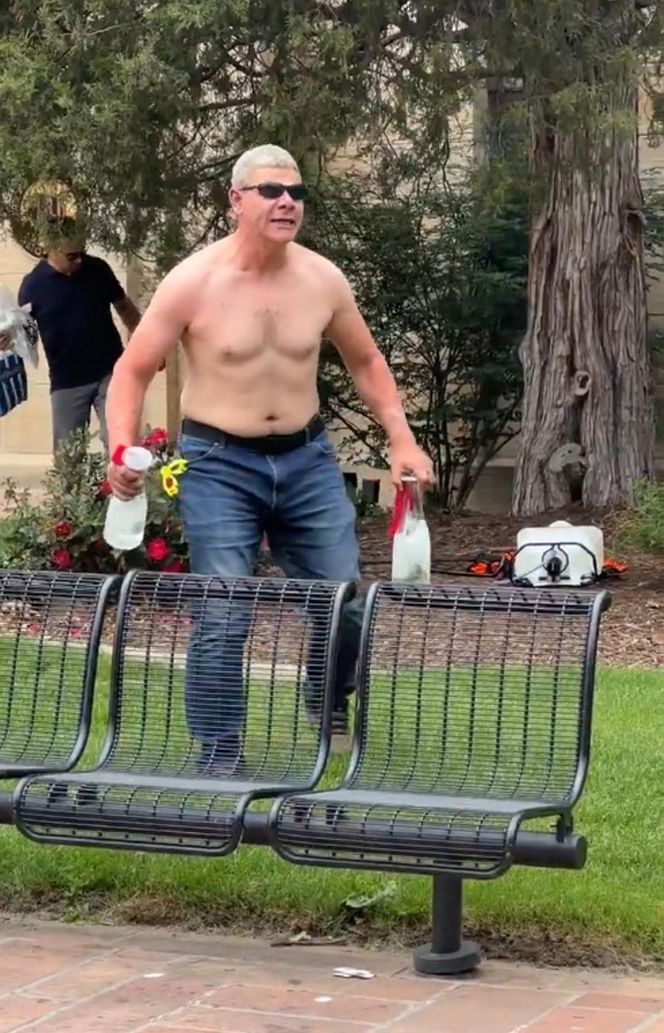 Zaatakował miotaczem ognia demonstrantów w Kolorado