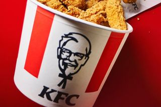 Smakowita promocja od KFC wchodzi do restauracji i na parkiet EuroBasketu