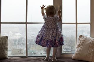 4,5-latka zginęła, 3-latek walczy o życie. Takich tragedii można uniknąć. Jak uchronić dzieci przed wypadnięciem z okna?  