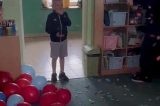 Adaś pokonał raka i wrócił do przedszkola. Tak go powitali. Łzy wzruszenia