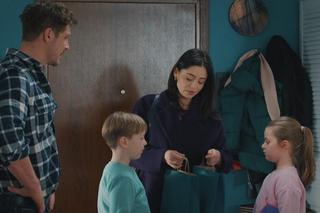 M jak miłość odc. 1796. Iza (Adriana Kalska) Marcin (Mikołaj Roznerski), Szymek (Staś Szczypiński), Maja (Laura Jankowska)