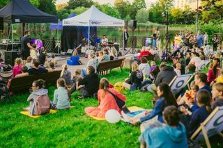 Wakacyjne pikniki z atrakcjami na Ochocie. Będą koncerty, food trucki i pokazy pszczelarstwa