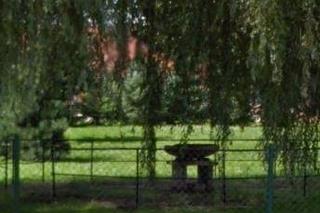 Zanim był tu plac zabaw, szambo zabezpieczały dwa płoty i łańcuch. Kto wpuścił tu dzieci?!