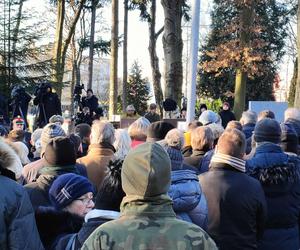 Uroczystości pogrzebowe Iwony Śledzińskiej-Katarasińskiej na Dołach. Wzięło w nich udział wiele osób [ZDĘCIA]