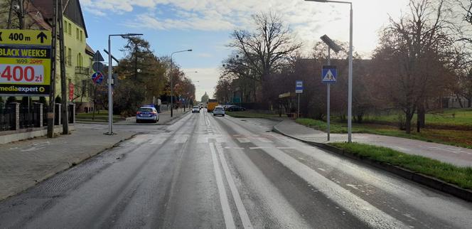 Rowerzystka przeprowadzała rower przez pasy. Potrącił ją samochód