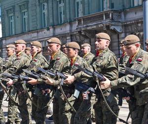 Łódź. Obchody Święta Wojska Polskiego na Placu Katedralnym