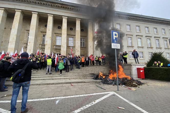 Protest rolników we Wrocławiu. Strajk wymyka się spod kontroli. Urząd Wojewódzki obrzucany jajkami