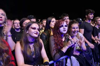 Posadzili drzewa, a następnie dali gorący koncert. Finał akcji zespołu Nocny Kochanek w Skarżysku