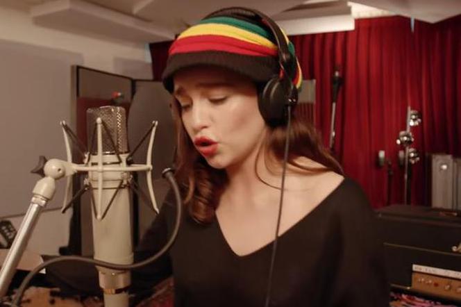 Emilia Clarke śpiewa