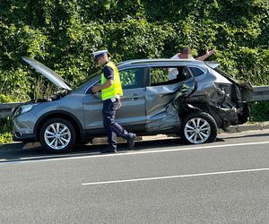 Zderzenie trzech aut, jedno dachowało