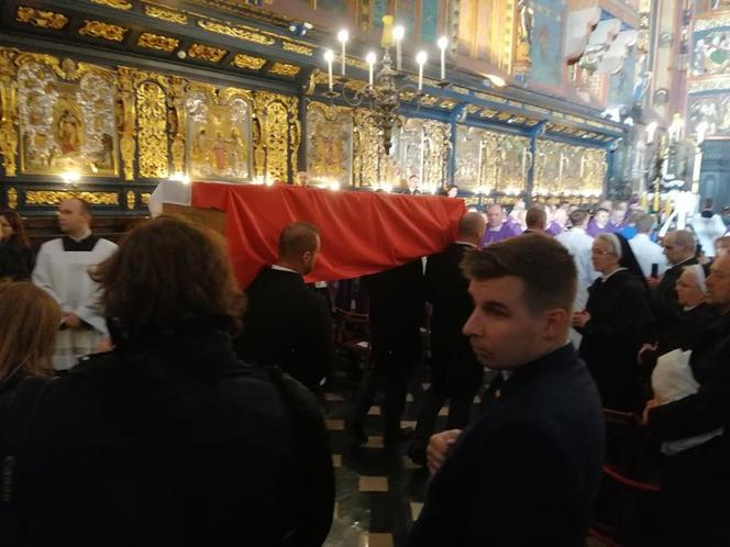 Ostatnie pożegnanie Wandy Półtawskiej. Kard. Dziwisz: "Księga jej życia została zamknięta"