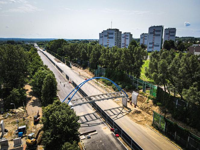 Nowe kładki nad DK91 w Częstochowie zostały zainstalowane ZDJĘCIA