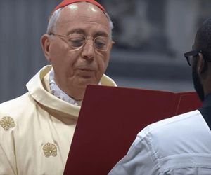  Kard. Mamberti: miłość i adoracja Pana określiły pontyfikat Franciszka