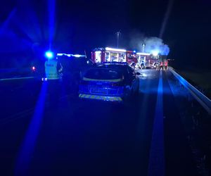 Śmiertelny wypadek na DK 74 pod Wieluniem. Kierowca mazdy zderzył się z tirem i spłonął [ZDJĘCIA].