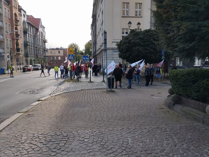 Paraliż w Katowicach. Rozpoczął się protest górników i hutników. "Stal się hartuje, a rząd ją rujnuje"