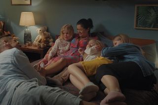 M jak miłość odc. 1823. bliźniaczki (Julia, Marcelina Kempka), Misiek (Aleksander Bożyk), Piotrek (Marcin Mroczek), Kinga (Katarzyna Cichopek), Lenka (Olga Cybińska)