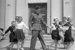 QUIZ PRL. Od Lenino do „fali”: Sprawdź, czy przetrwałbyś w wojsku PRL. Tylko dla orłów!