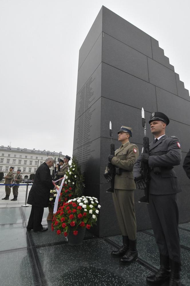 Pomnik Smoleński zniknie z placu Piłsudskiego? Zapadła pilna decyzja