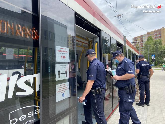 Częstochowa: Policjanci w autobusach i tramwajach sprawdzają czy pasażerowie mają maseczki [ZDJĘCIA]