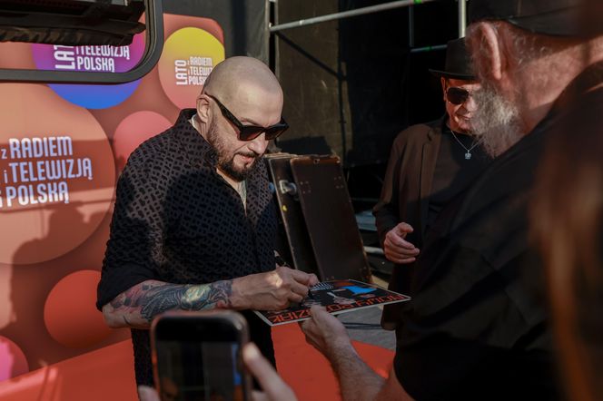 Michał Szpak tak się przejął na scenie, że zgubił mikrofon! Na szczęście nie był sam