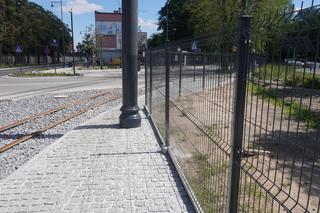 Zmiany na gorsze po remoncie ul. Cmentarnej? Znacznie zwężono chodnik przy nieogrodzonym torowisku