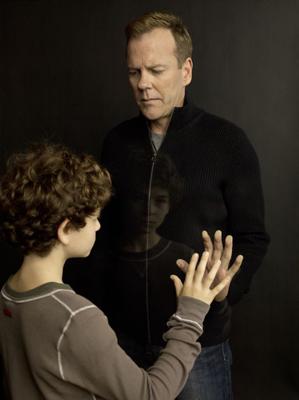 Touch. Jake (David Mazouz), Martin (Kiefer Sutherland)