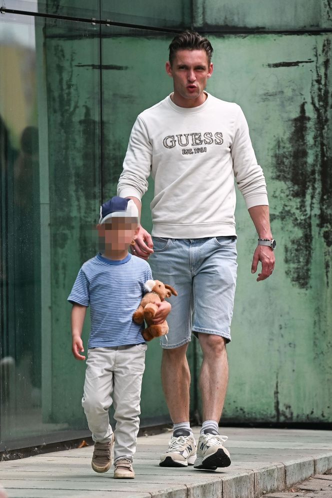 Filip Gurłacz na spacerze z żoną i synem. Nie zwalczył nałogu 