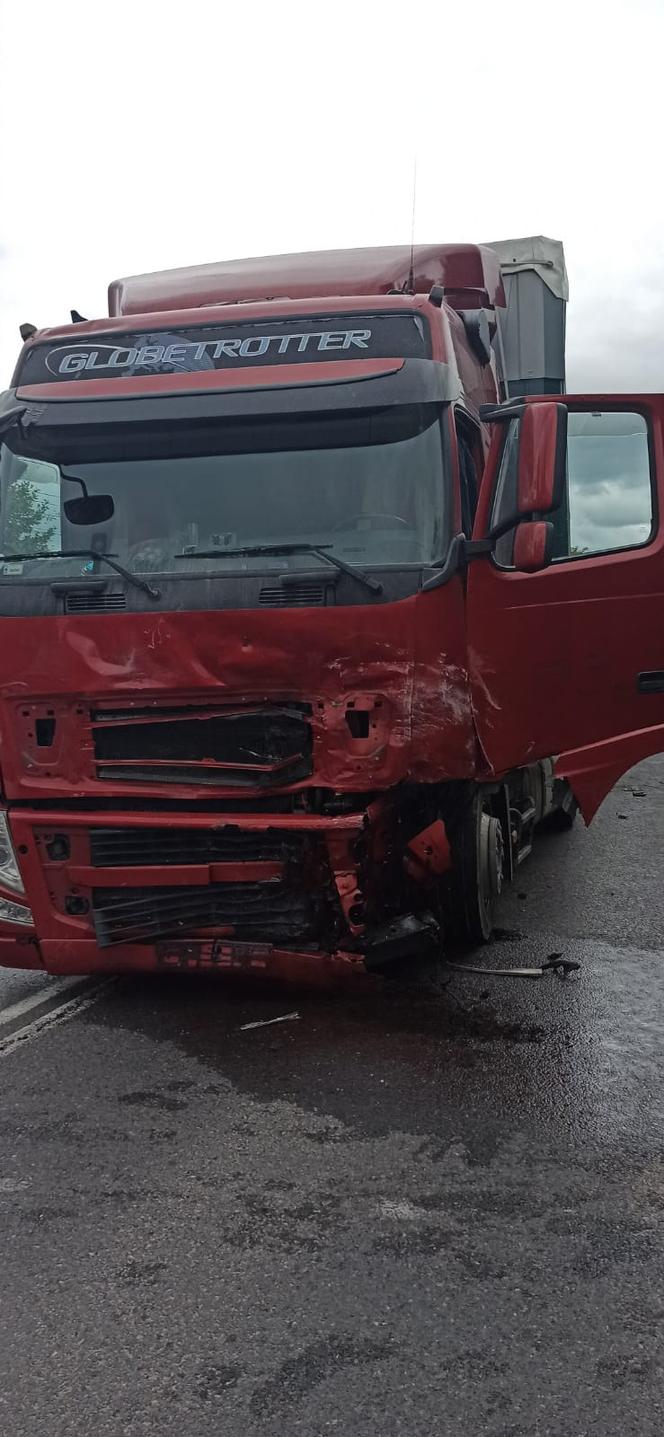 Śmiertelny wypadek w Małopolsce. Auto dosłownie wbiło się w ciężarówkę