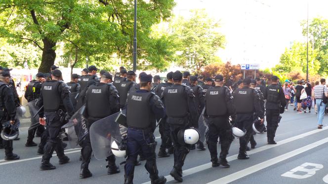 Gigantyczne siły policji zabezpieczały Marsz Równości i kontrmanifestacje w Krakowie