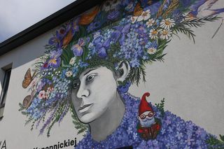 Mural Marii Konopnickiej rozkwitł na ścianie szkoły w Lipinach! Edukacyjne arcydzieło Nawrotanki