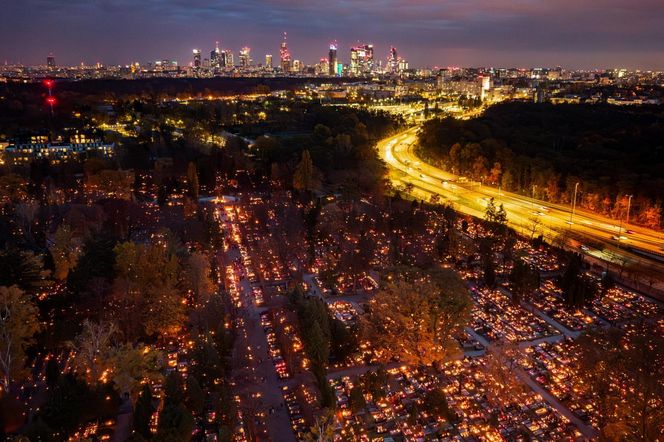 Tysiące zniczy rozświetliło polskie cmentarze. Niezwykły widok po zmroku
