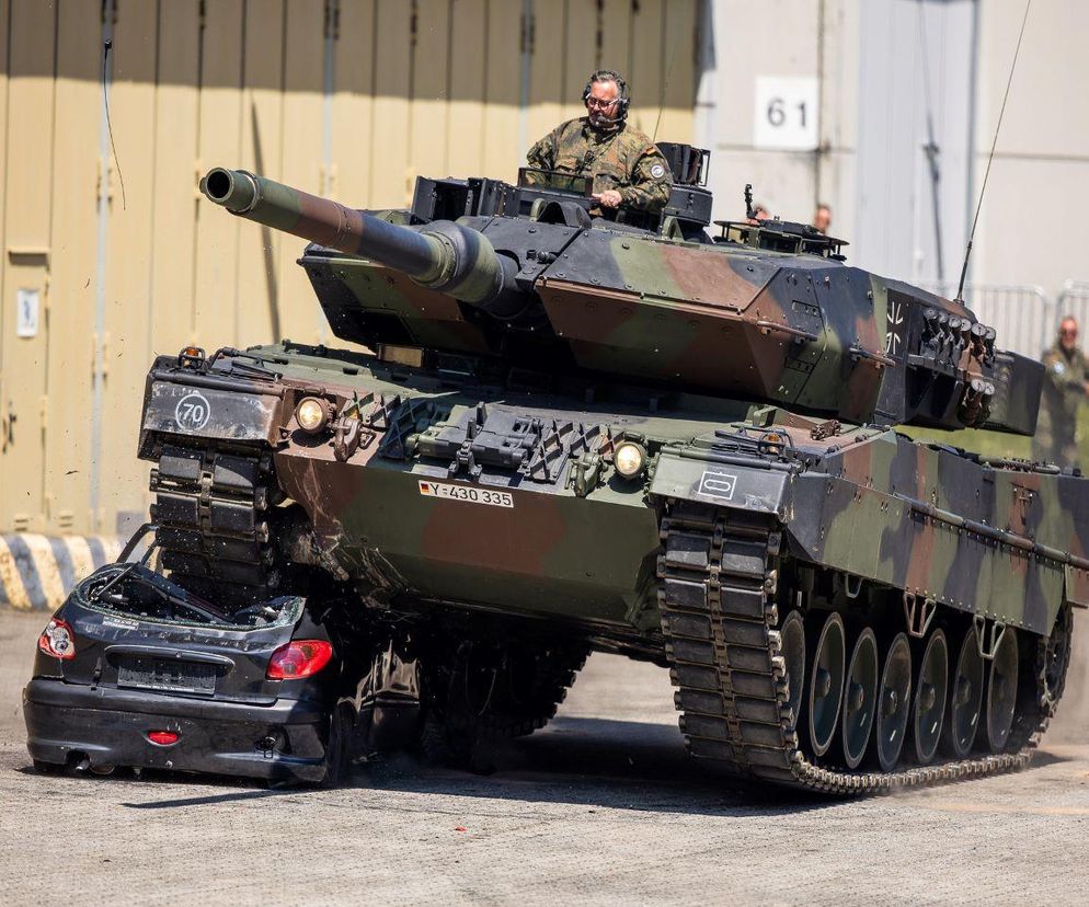 Minister B. Pistorius jedzie czołgiem Leopard 2