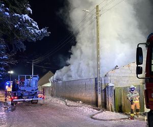 Spalił się budynek i trzy pojazdy. Duże straty po pożarze w Zaborówcu niedaleko Leszna