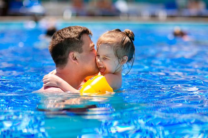 Z dzieckiem na basenie: do której szatni wejść, gdy dziecko jest innej płci niż opiekun?