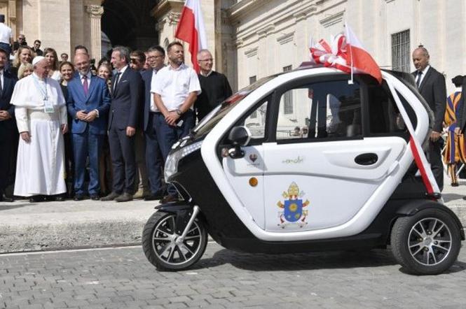 papież Franciszek_elektryczne auto