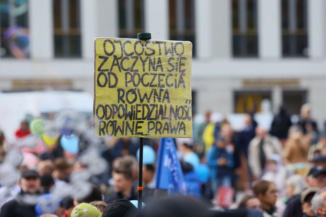 Ulicami Warszawy przeszedł Marsz dla Życia i Rodziny. Uczestnicy nieśli banery z napisem: "Mamo, pozwól mi żyć"